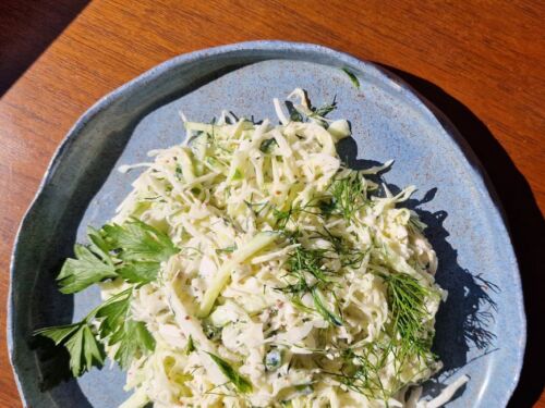 kopustu-salotos-su-agurkais-ir-grietines-padazu