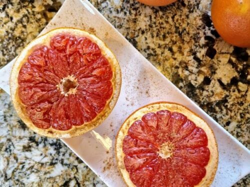 greipfrutai-kepti-karsto-oro-gruzdintuveje-pagardinti-cinamonu