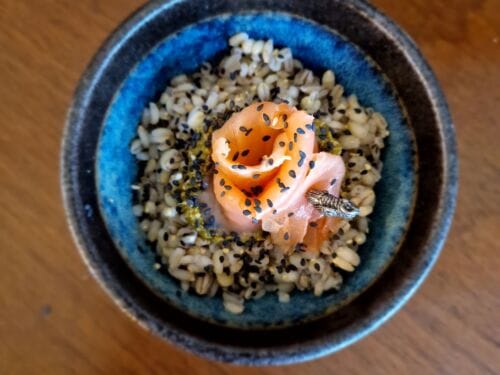 perliniu-kruopu-kose-su-pesto-padazu-ir-lasisa