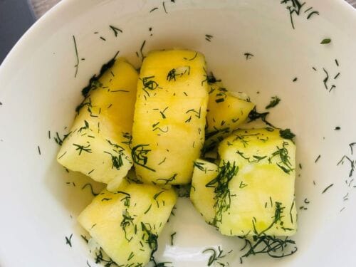 raugintos-cukinijos-su-krapais-ir-cesnakais