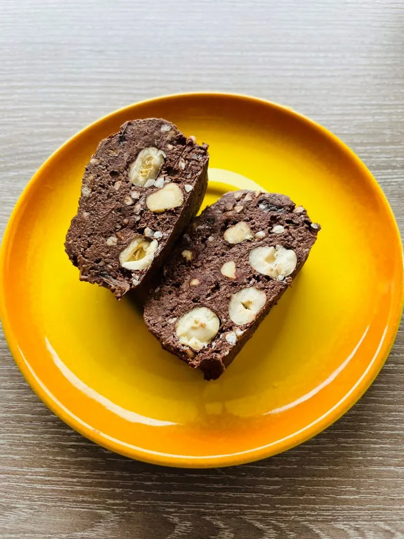 zaliuju-grikiu-tinginys-su-lazdyno-riesutais