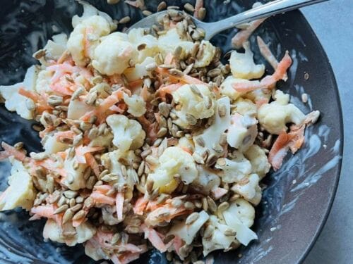 ziedinio-kopusto-salotos-su-morkomis-ir-jogurtu