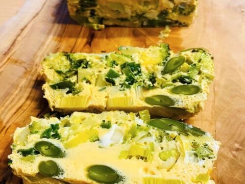 orkaiteje-keptas-omletas-su-brokoliais-ir-sparaginemis-pupelemis