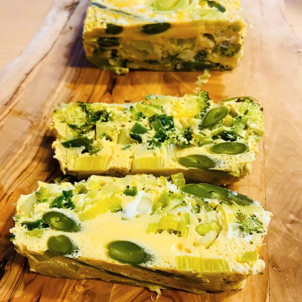 orkaiteje-keptas-omletas-su-brokoliais-ir-sparaginemis-pupelemis