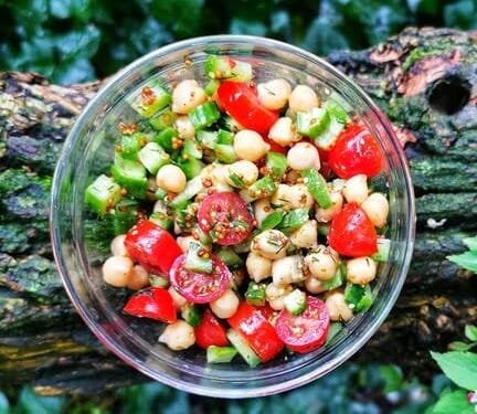 avinzirniu-salotos-su-agurku-pomidoru-ir-grudetomis-garstyciomis