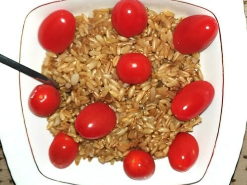 avizu-kose-su-vysniniais-pomidorais