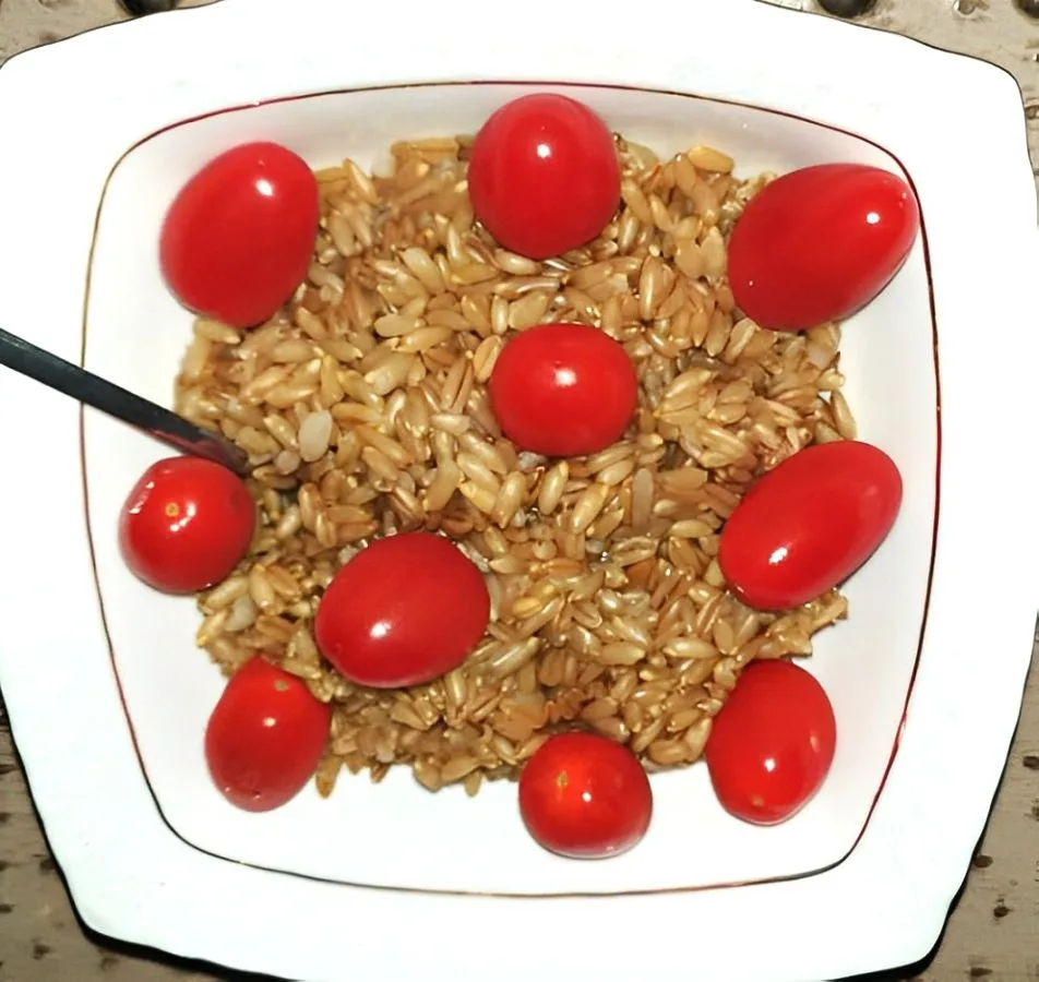 avizu-kose-su-vysniniais-pomidorais