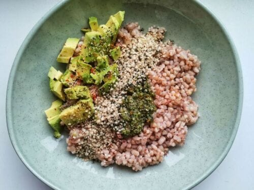 nekepintu-grikiu-ir-avizu-kose-su-avokadu-bei-Pesto