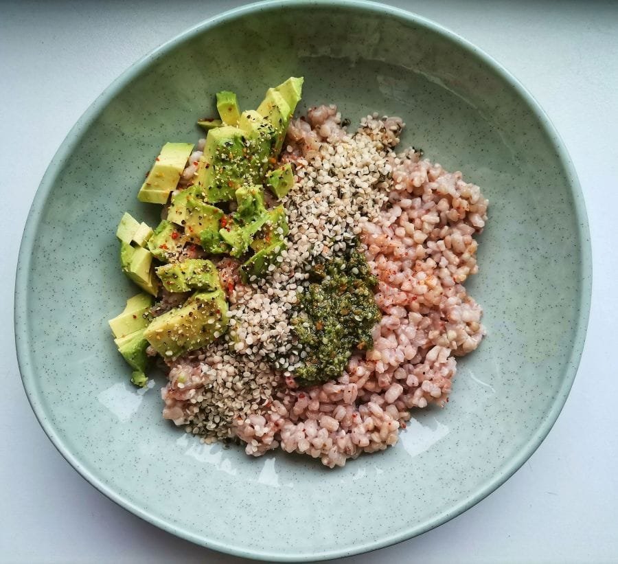 nekepintu-grikiu-ir-avizu-kose-su-avokadu-bei-Pesto