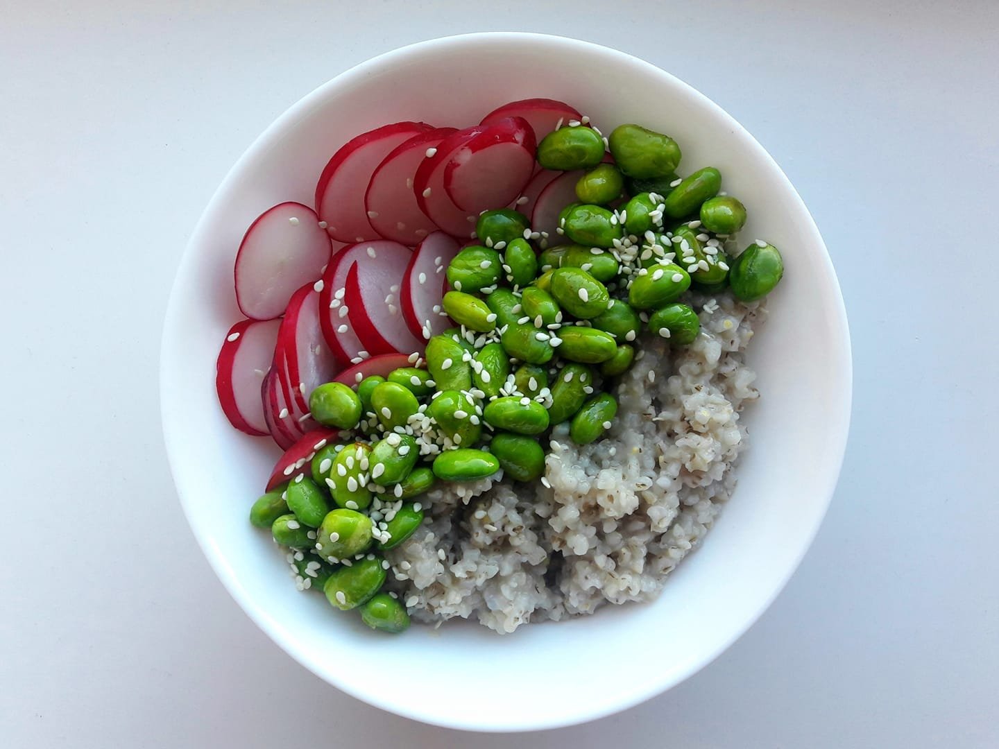 miezine-kose-su-ridikeliais-ir-edamame-pupelemis