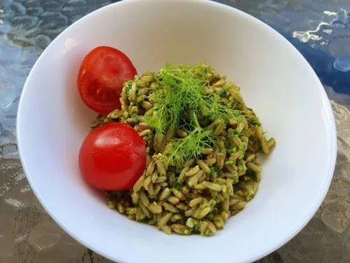 avizine-kose-su-pesto-padazu-ir-krapais