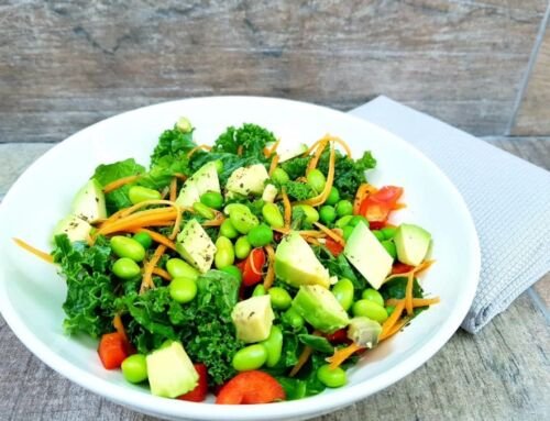 Salotos su kale kopūstais, edamame pupelėmis ir avokadu