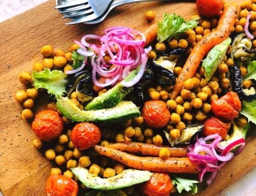 Avinžirniai su keptais baklažanais, morkomis ir pomidorais