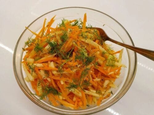 kaliaropiu-ir-morku-salotos-su-pankolio-seklomis