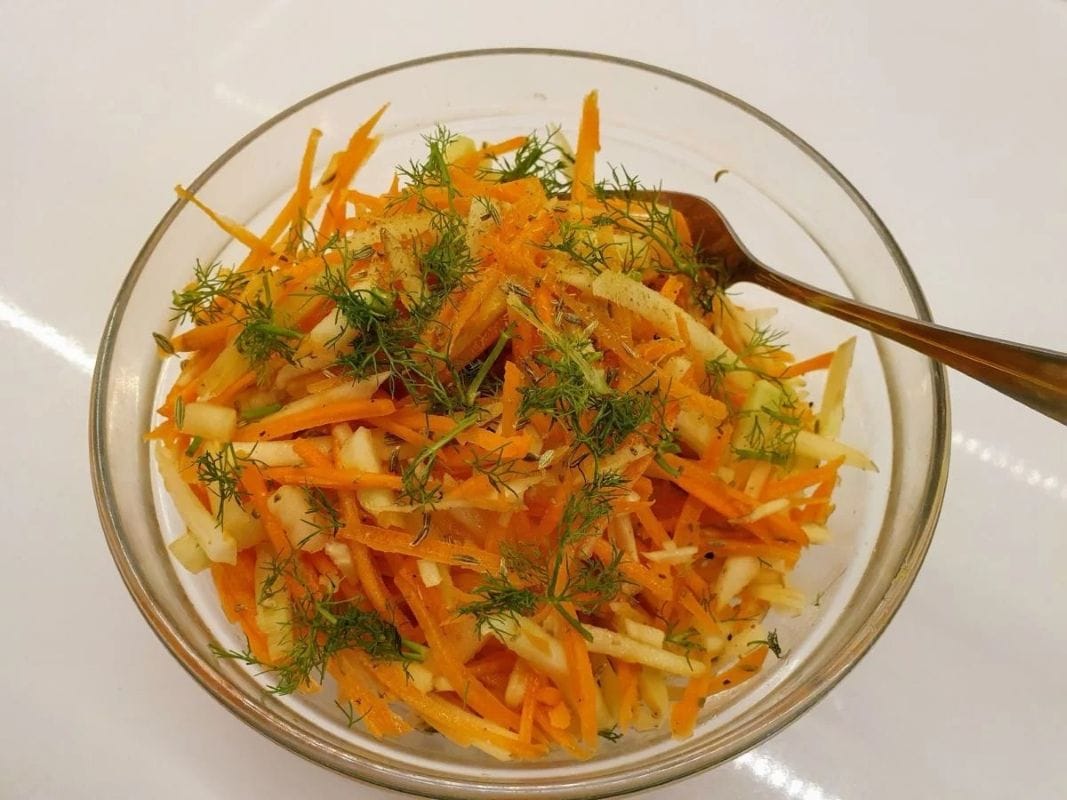 kaliaropiu-ir-morku-salotos-su-pankolio-seklomis