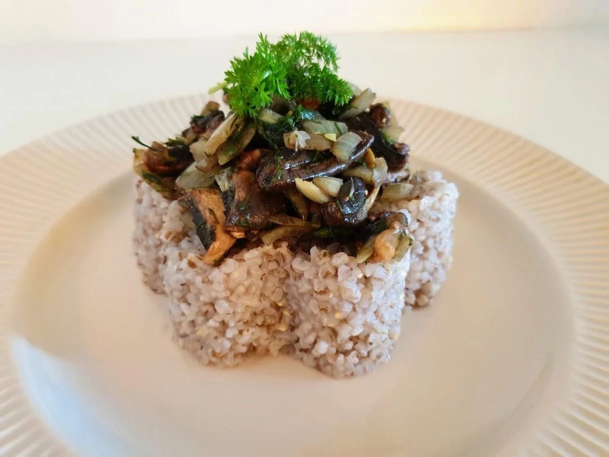 mieziniu-kruopu-kose-su-grybais