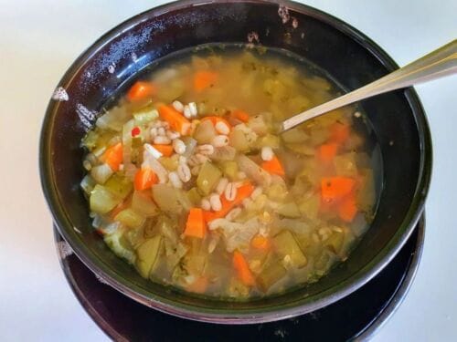 raugintu-agurku-sriuba-su-perlinemis-kruopomis