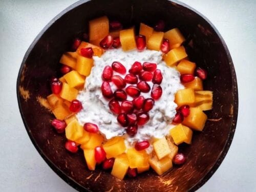 ispaninio-salavijo-chia-seklu-pudingas-su-persimonu-ir-granatu