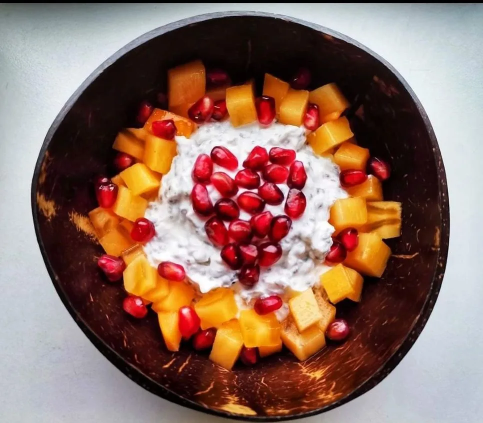 ispaninio-salavijo-chia-seklu-pudingas-su-persimonu-ir-granatu