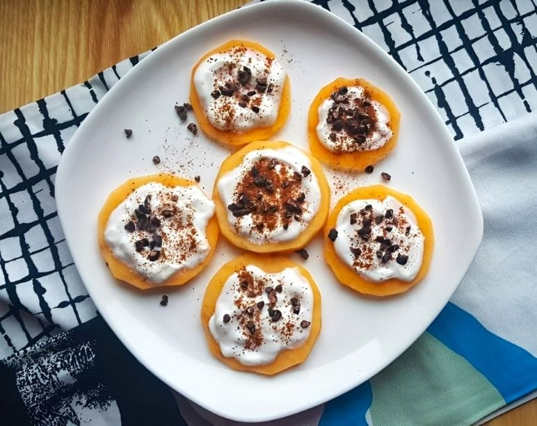 persimono-desertas-su-graikisku-jogurtu-ir-cinamonu