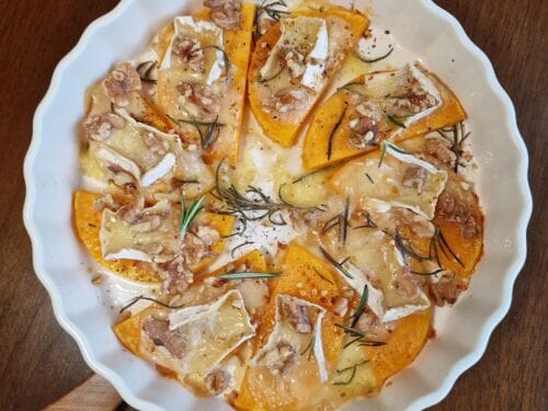 keptas-sviestinis-moliugas-su-kamambero-suriu-ir-riesutais