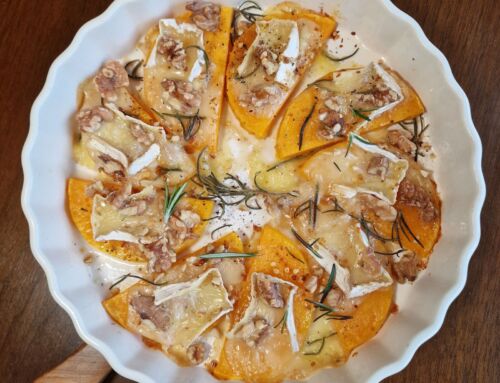 Keptas sviestinis moliūgas su kamambero sūriu ir riešutais