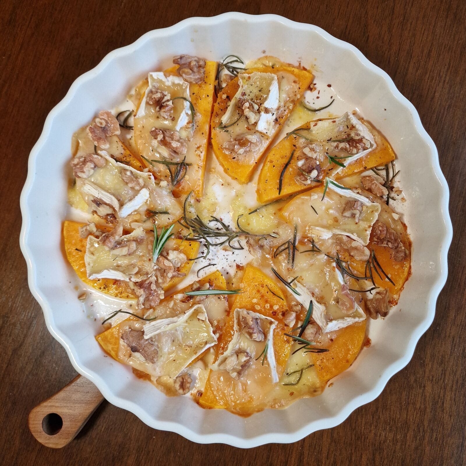 keptas-sviestinis-moliugas-su-kamambero-suriu-ir-riesutais