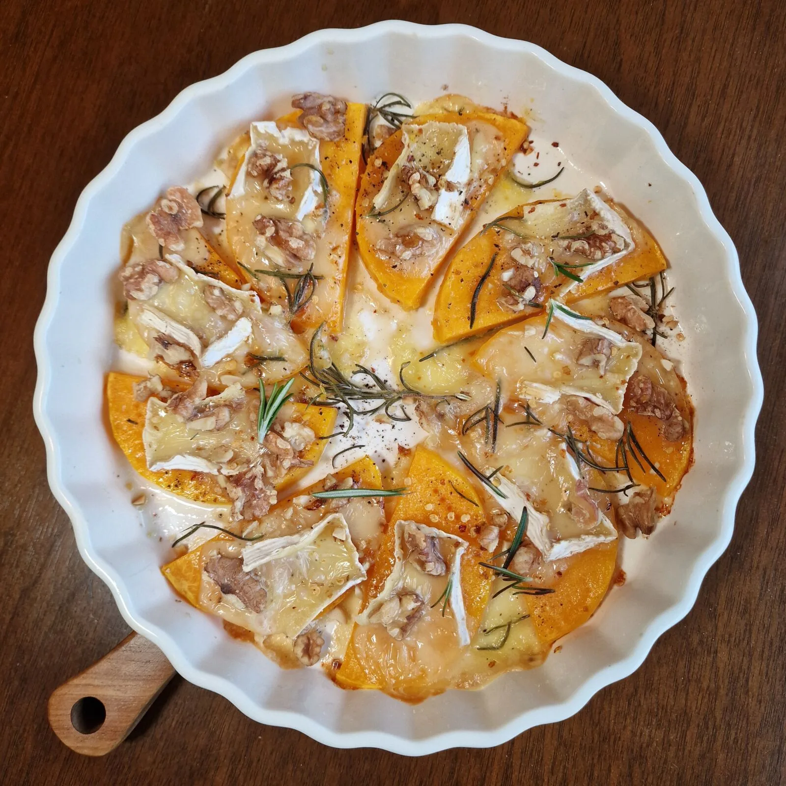 keptas-sviestinis-moliugas-su-kamambero-suriu-ir-riesutais