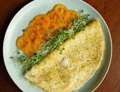 Omletas su grūdėta varške – greita baltyminė vakarienė