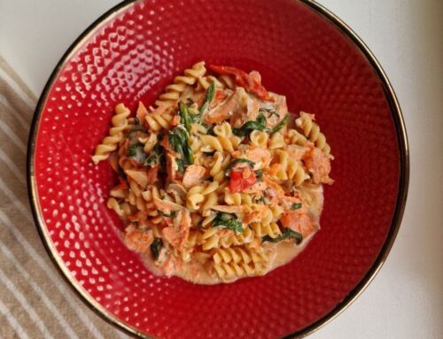 Orkaitėje kepta lašiša su makaronais ir padažu