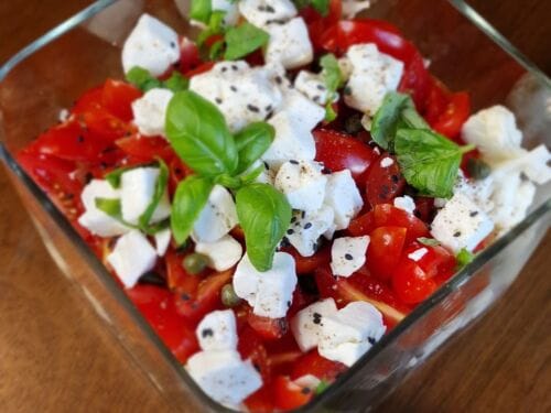 ziedinio-kopusto-ir-pomidoru-salotos-su-feta-suriu