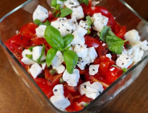 Žiedinio kopūsto ir pomidorų salotos su feta sūriu 