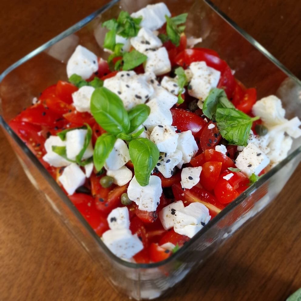 ziedinio-kopusto-ir-pomidoru-salotos-su-feta-suriu