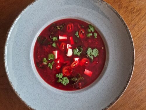 burokeliu-sriuba-su-spinatais-ir-lesiais-bei-pomidorais