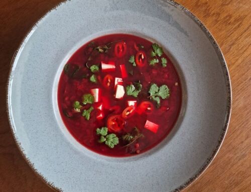 Burokėlių sriuba su špinatais ir lęšiais bei pomidorais