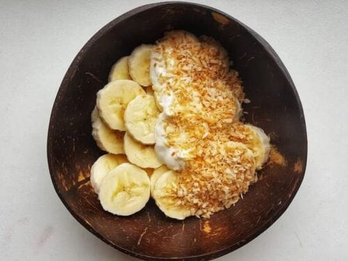 graikisko-jogurto-ir-bananu-uzkandis-su-kokoso-drozlemis