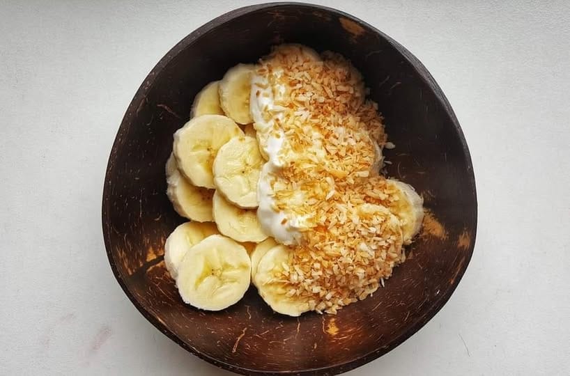 graikisko-jogurto-ir-bananu-uzkandis-su-kokoso-drozlemis