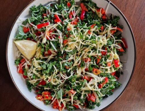 Kaliaropių ir lapinių kopūstų (kale) salotos