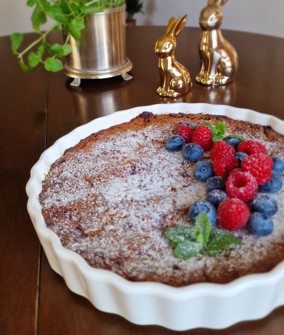 baltyminis-pyragas-su-migdolu-miltais-ir-avietemis