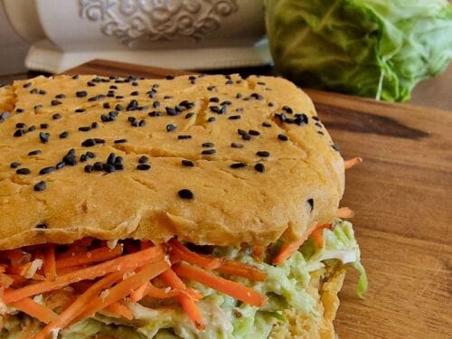 baltyminis-sumustinis-su-vistiena-kopustu-ir-avinzirniu-duona