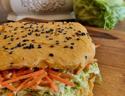 Baltyminis sumuštinis su vištiena, kopūstu ir avinžirnių duona 