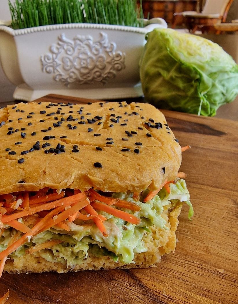 baltyminis-sumustinis-su-vistiena-kopustu-ir-avinzirniu-duona