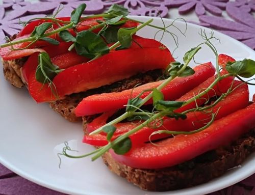 Sumuštiniai su pesto padažu ir paprikomis