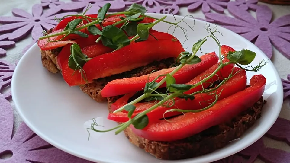 sumustiniai-su-pesto-padazu-ir-paprikomis