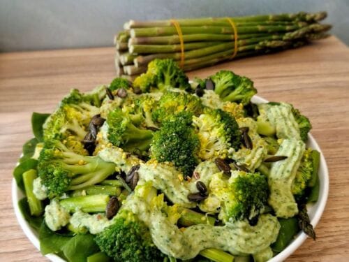 Cukinijos-brokoliu-ir-smidru-salotos-su-avokado-padazu