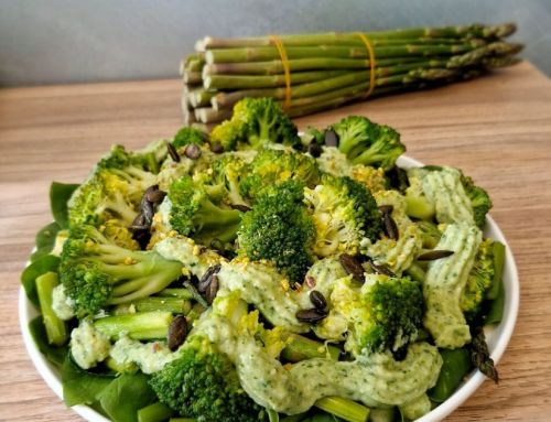 Cukinijos, brokolių ir smidrų salotos su avokado padažu