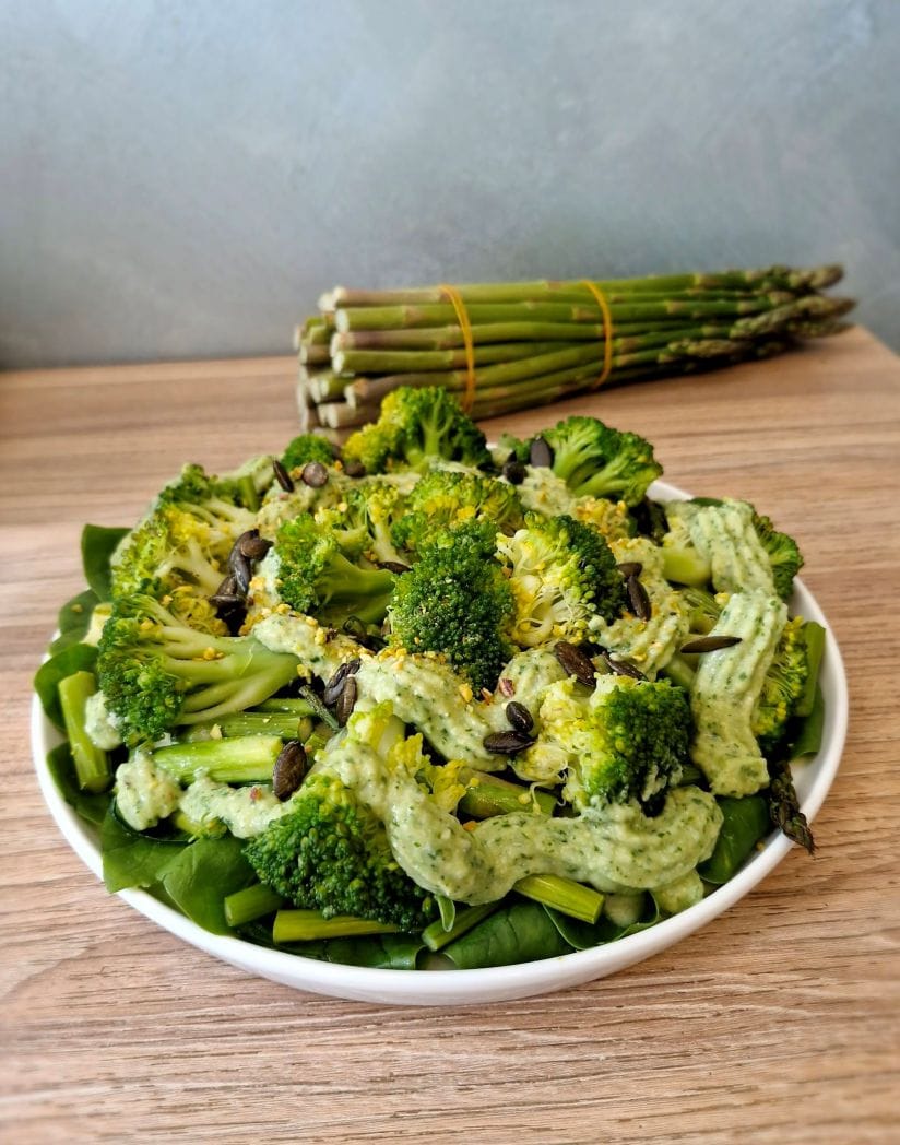Cukinijos-brokoliu-ir-smidru-salotos-su-avokado-padazu
