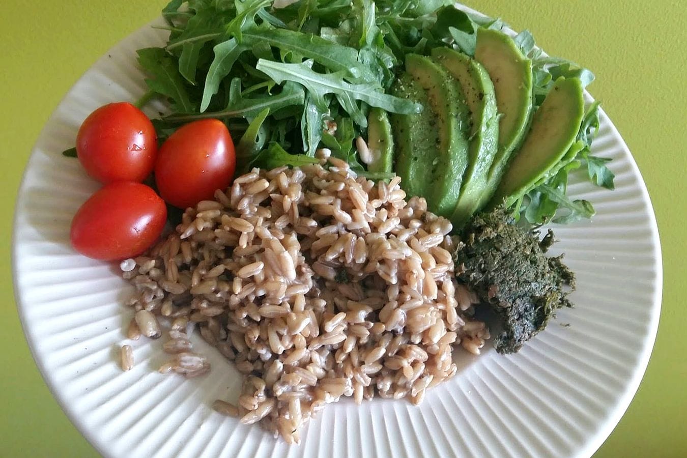 Avižų košė su avokadu, sezamų pasta ir žolelių pesto