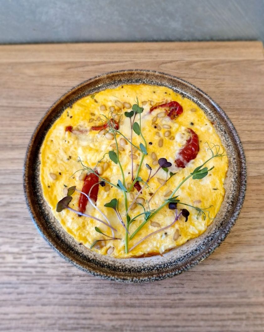 omletas-su-varske-cukinija-ir-sauleje-dziovintais-pomidorais