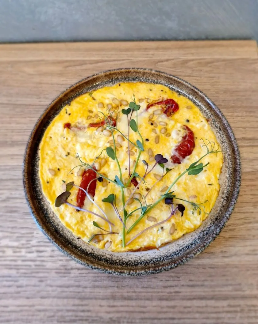omletas-su-varske-cukinija-ir-sauleje-dziovintais-pomidorais